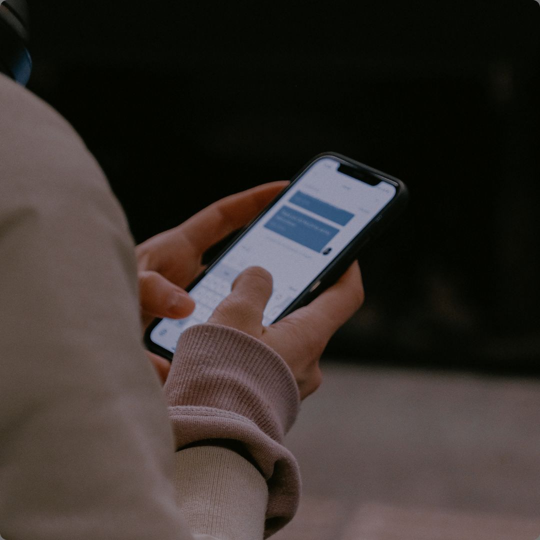 Mies tarkastelee Google mainosta puhelimesta