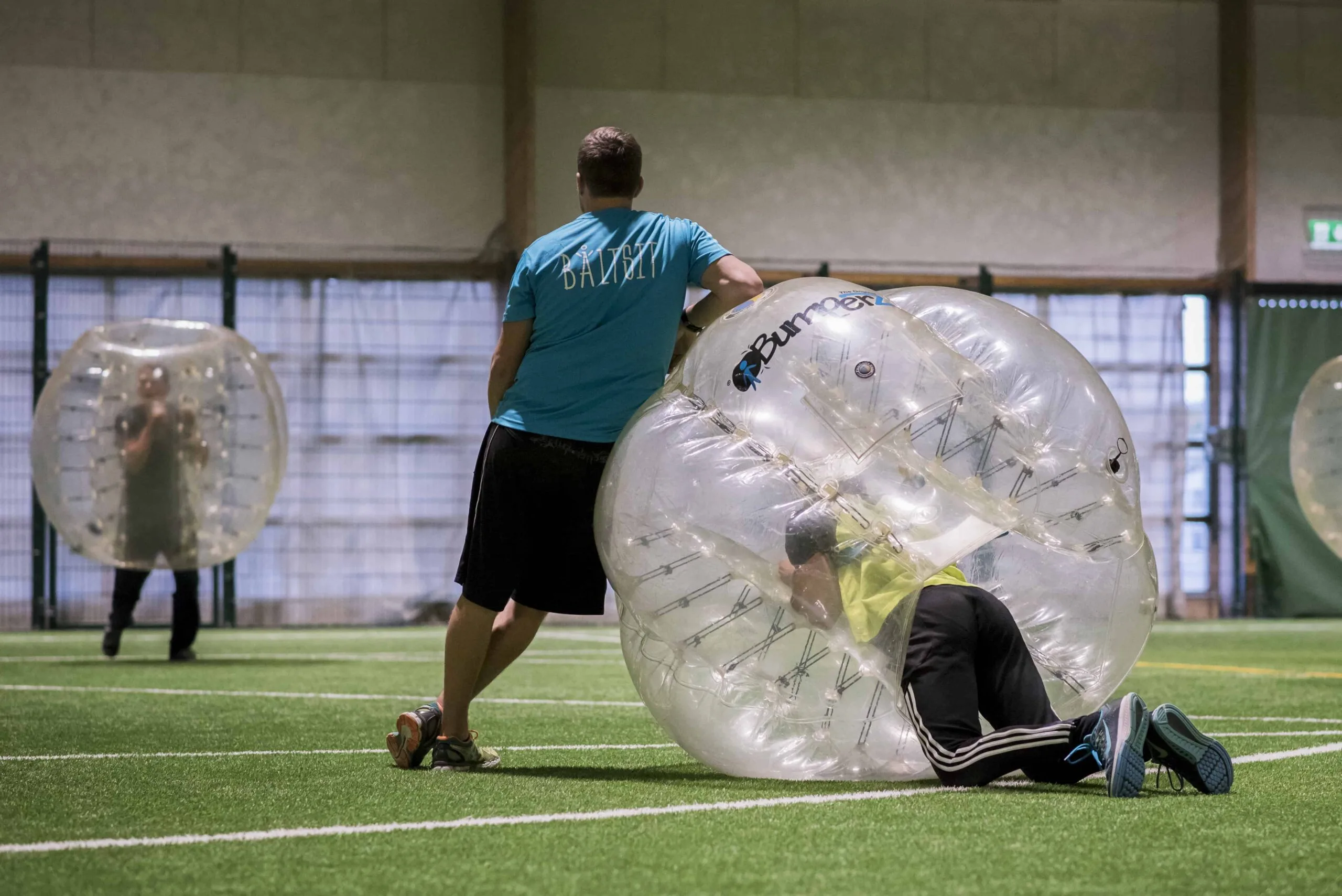 Båltsit peliohjaaja nojaa isoon kuplafutikseen