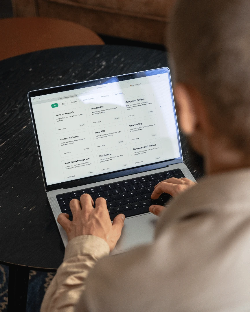 Daniel katsoo avainsanoja MacBookilta.