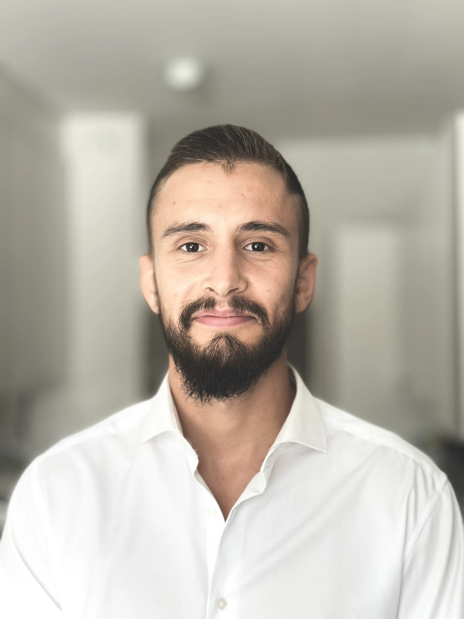 SEOverstaan yrittäjä Daniel valkoisessa kauluspaidassa