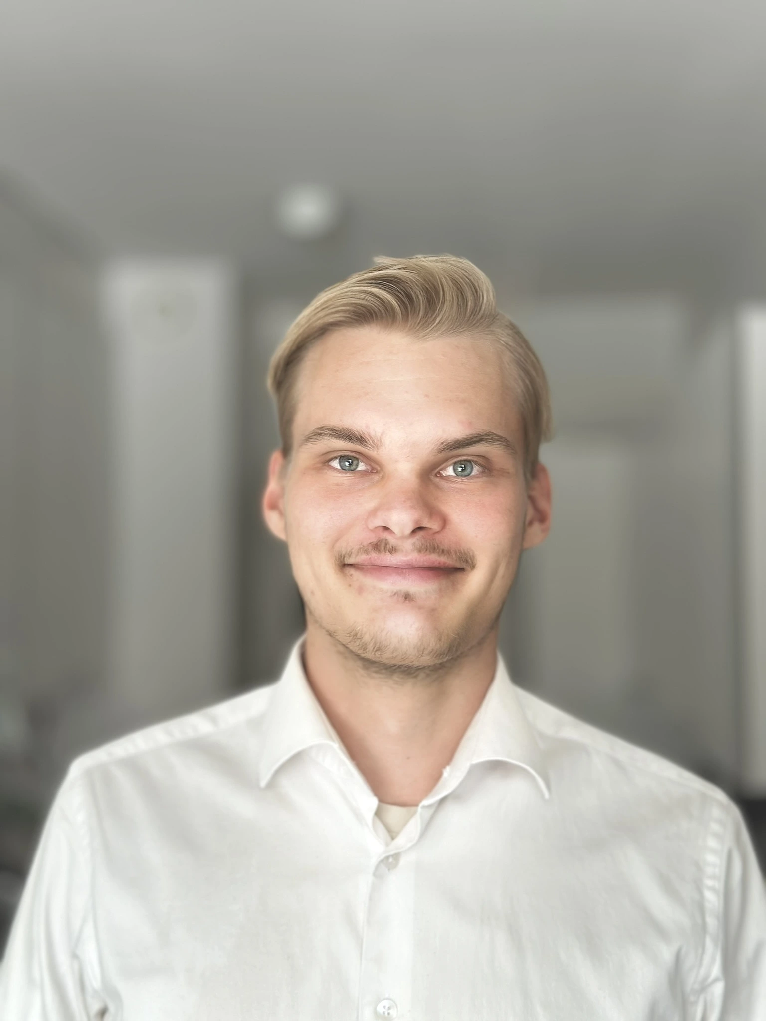 SEOverstaan yrittäjä Lauri valkoisessa kauluspaidassa