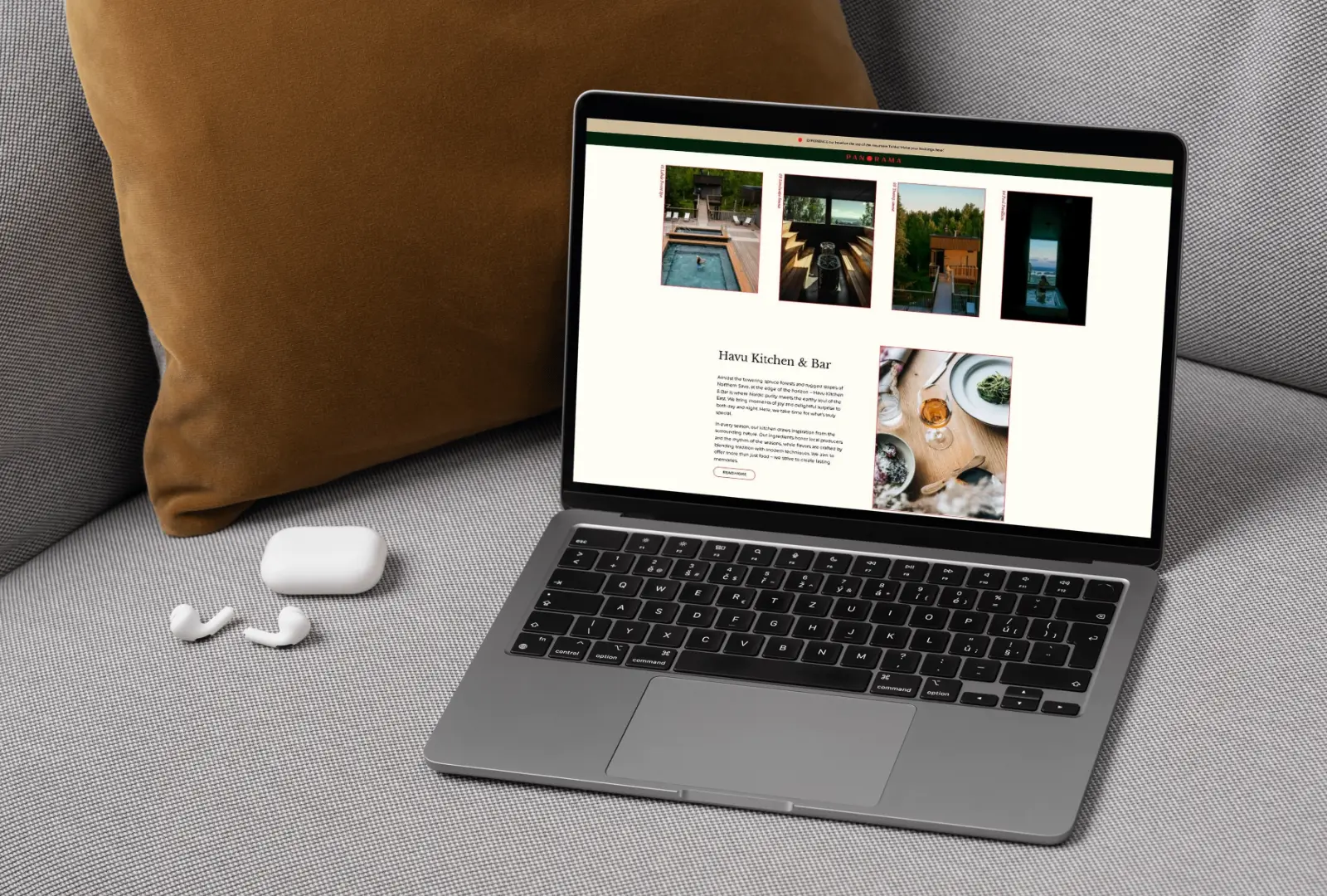 Panorama Landscape hotel auki tietokoneen näytöllä sohvan päällä