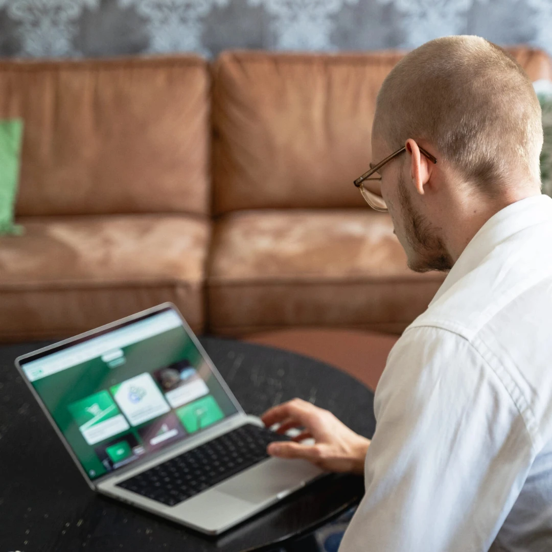 SEOverstaan Lauri, kouluttaa SEO:a.