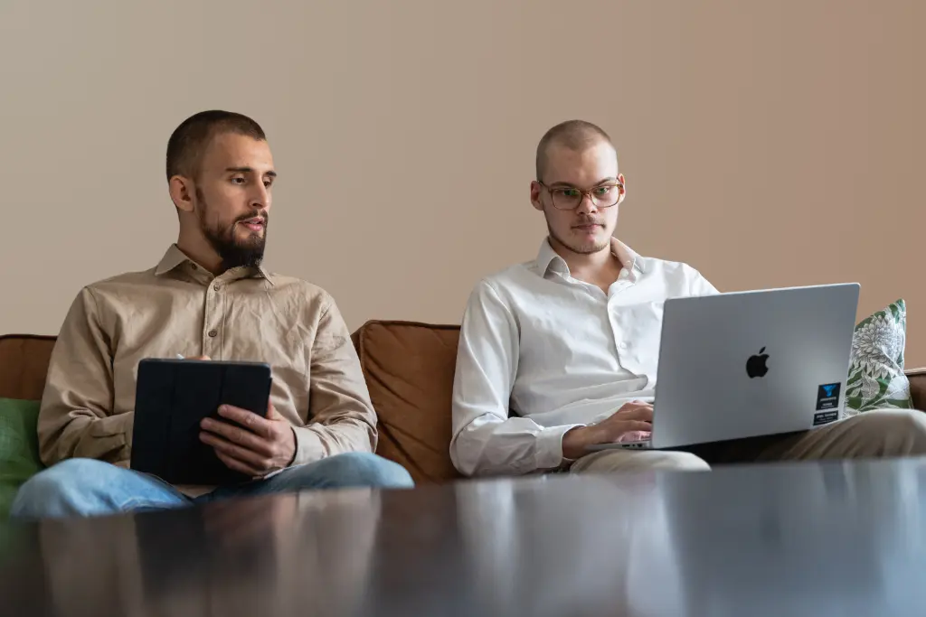 SEOverstaan yrittäjät rakentavat Google-mainontaa asiakkaalle
