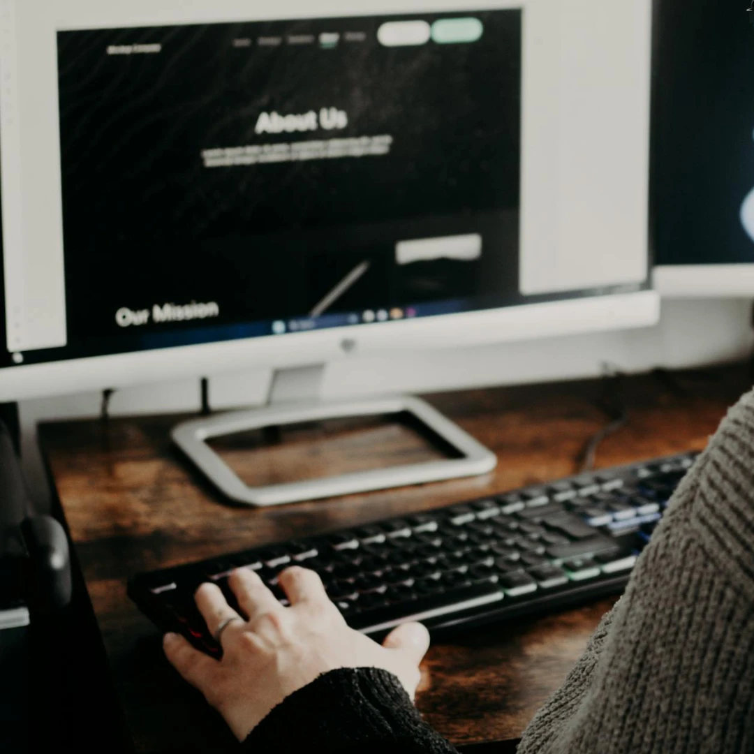 SEOverstaan yrittäjä Lauri tekee verkkosivun ylläpitoa.